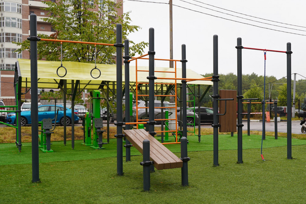 Гимнастические кольца, три турника классического хвата, канат, шведская стенка, брусья, лавка для упражнения на пресс наклонная W-01-010