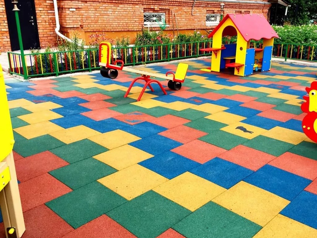 резиновая плитка для детской площадки — общий вид