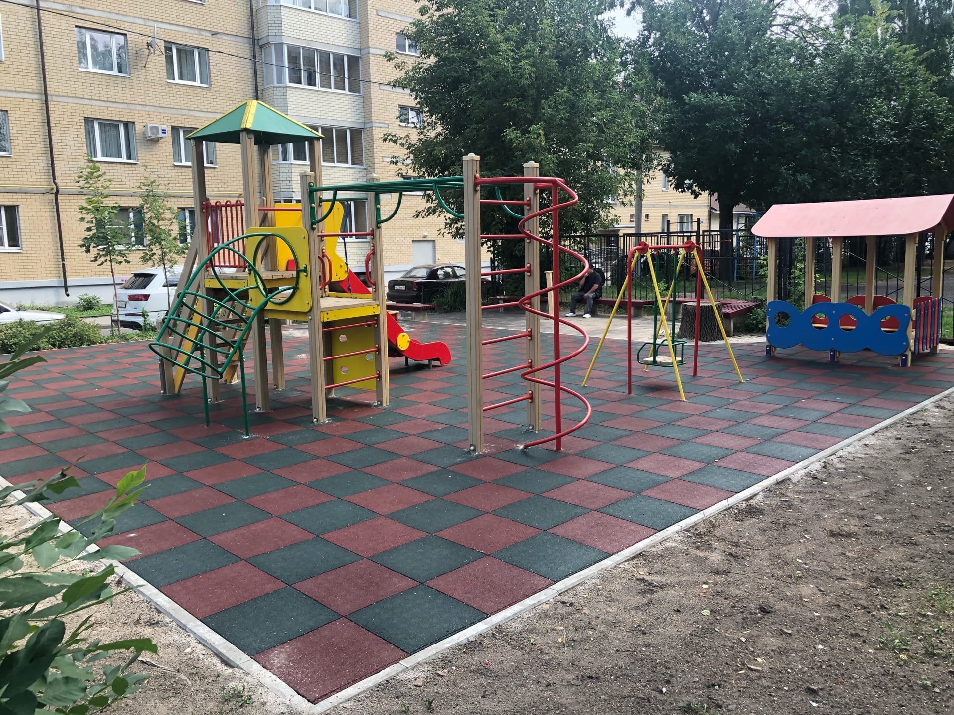 Двор МКД — резиновая плитка для игровой зоны