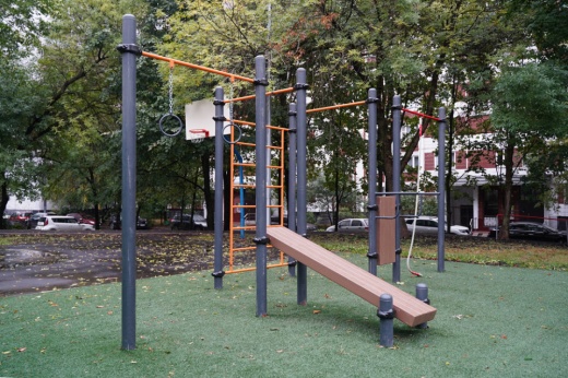 Гимнастические кольца, три турника классического хвата, канат, шведская стенка, брусья, лавка для упражнения на пресс наклонная W-01-010