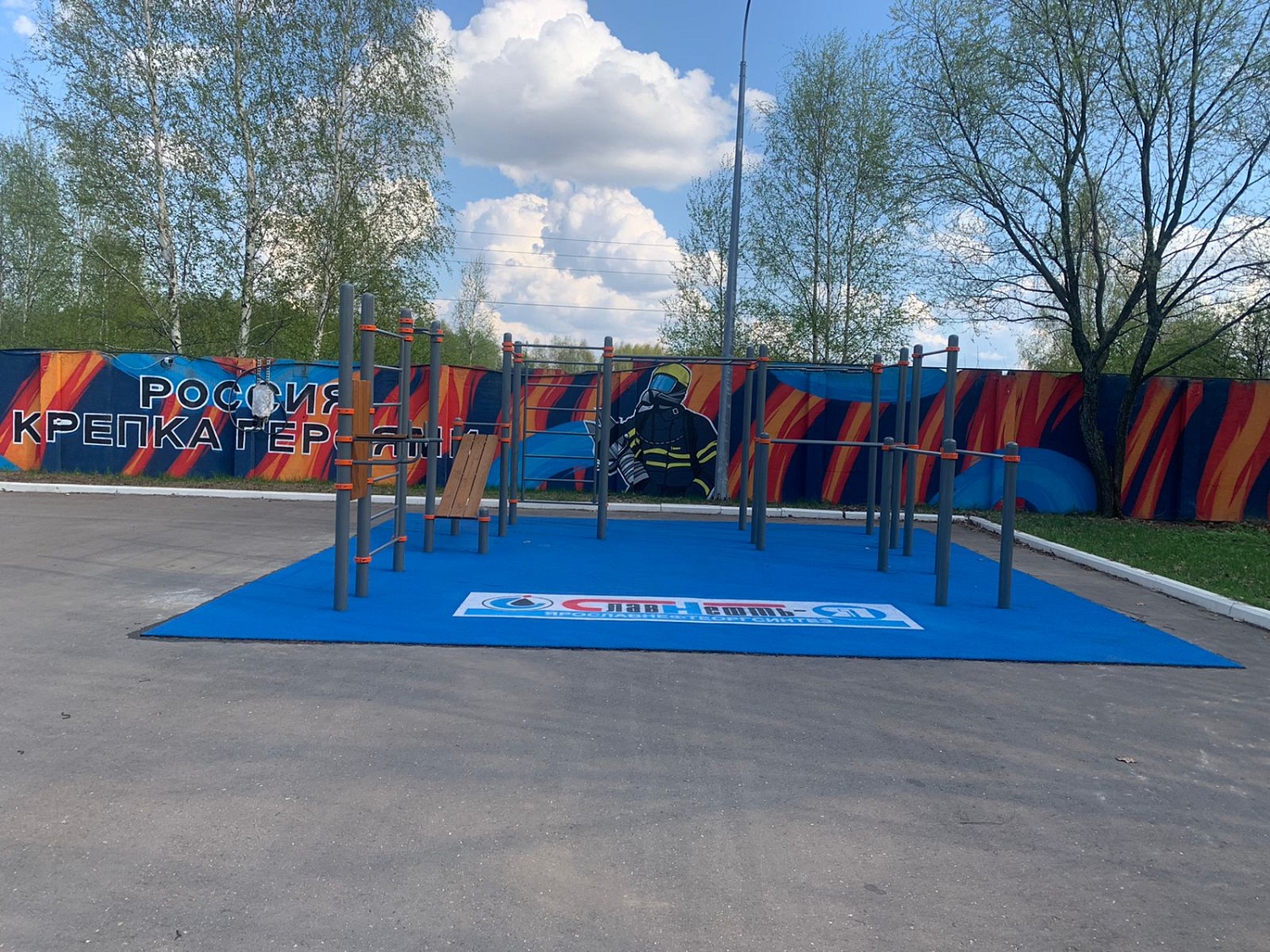 Укладка бесшовного покрытия на территории Славнефть