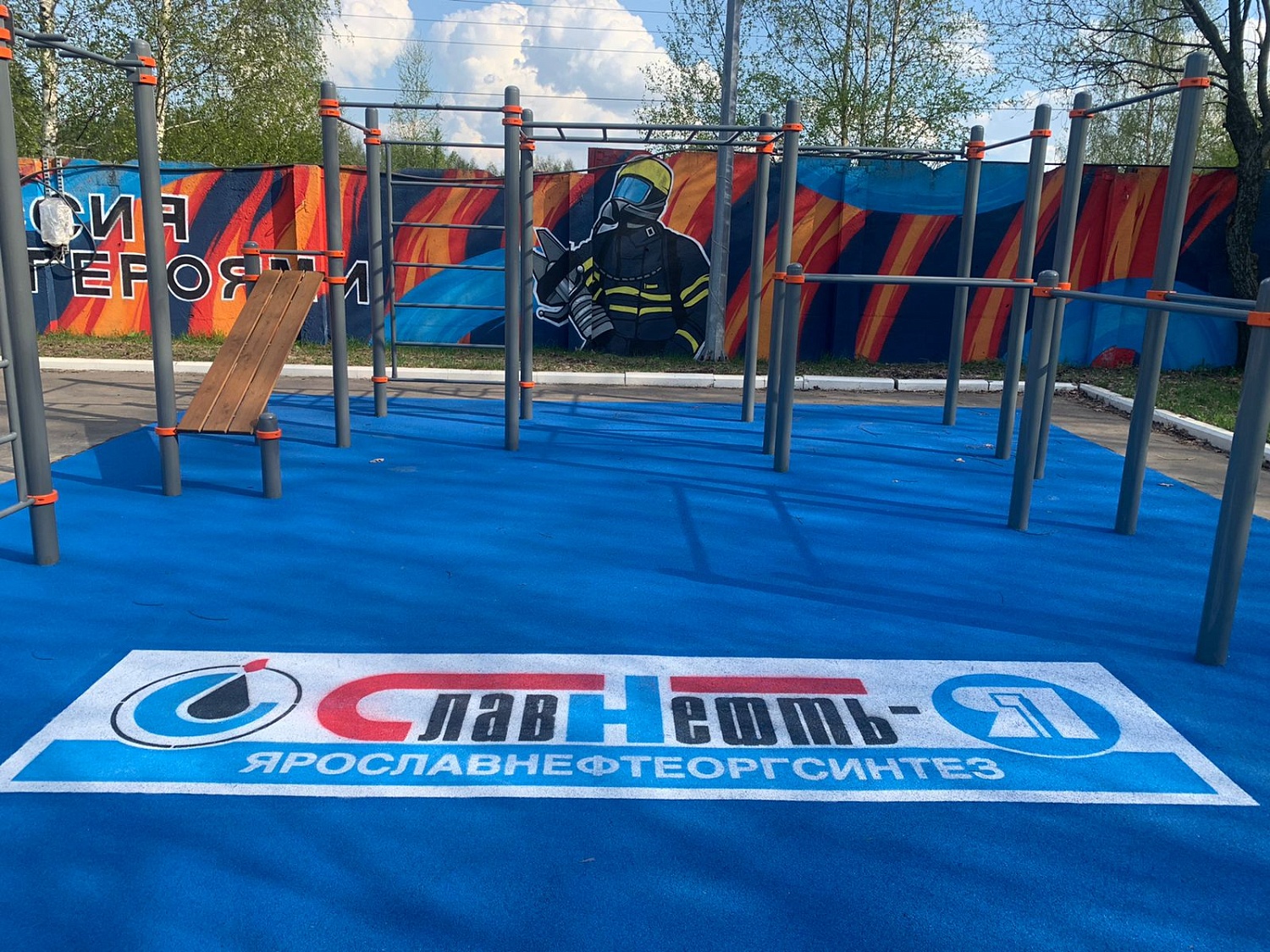 Укладка бесшовного покрытия на территории Славнефть