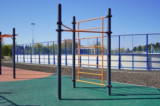 Два турника классического хвата и шведская стенка расположенные в форме треугольника W-02-011